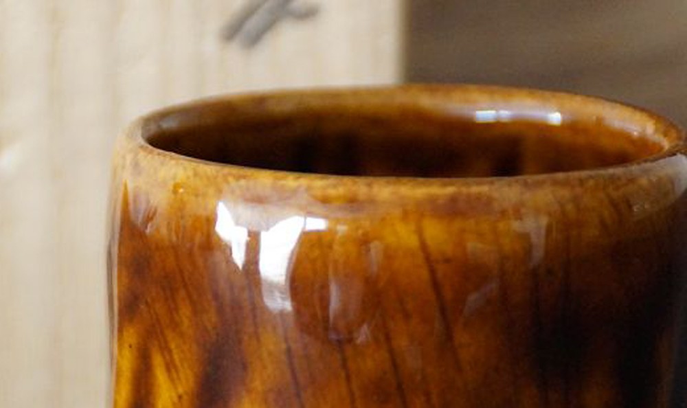 Guinomi aus Ōhi-Keramik von Ōhi Chō: Sakebecher mit bernsteinfarbener Ame-Glasur.