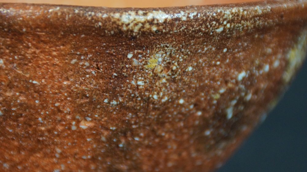 Close-up of the rim with feldspar inclusions and ash marks of the chawan made of Shigaraki ware
