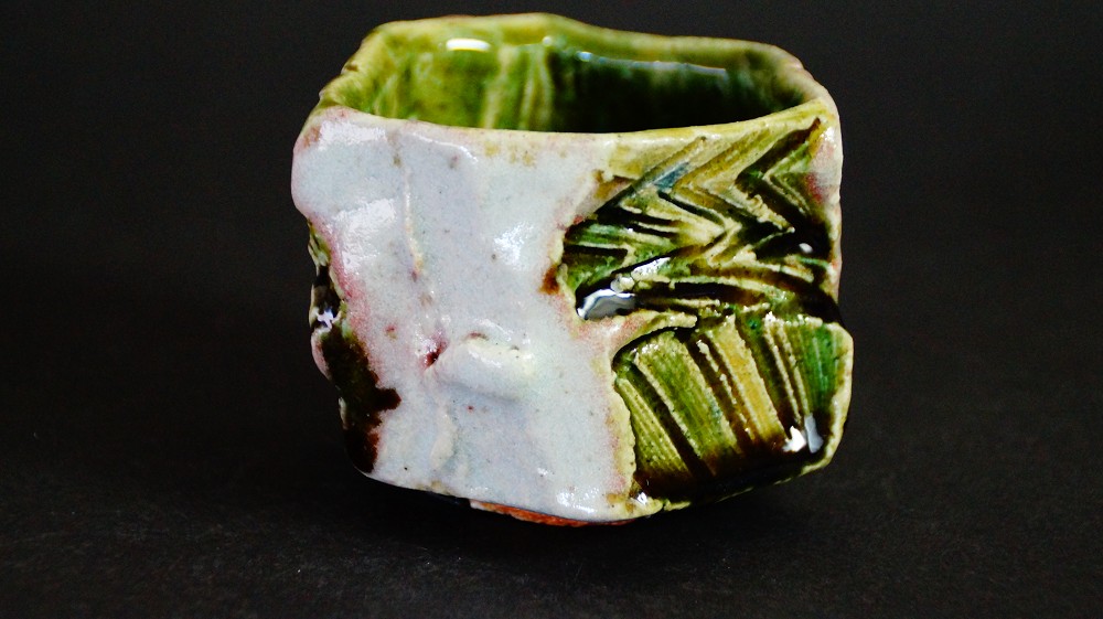 Side view of the guinomi with green Oribe glaze and incised feather pattern by Kawachi Hidetoshi