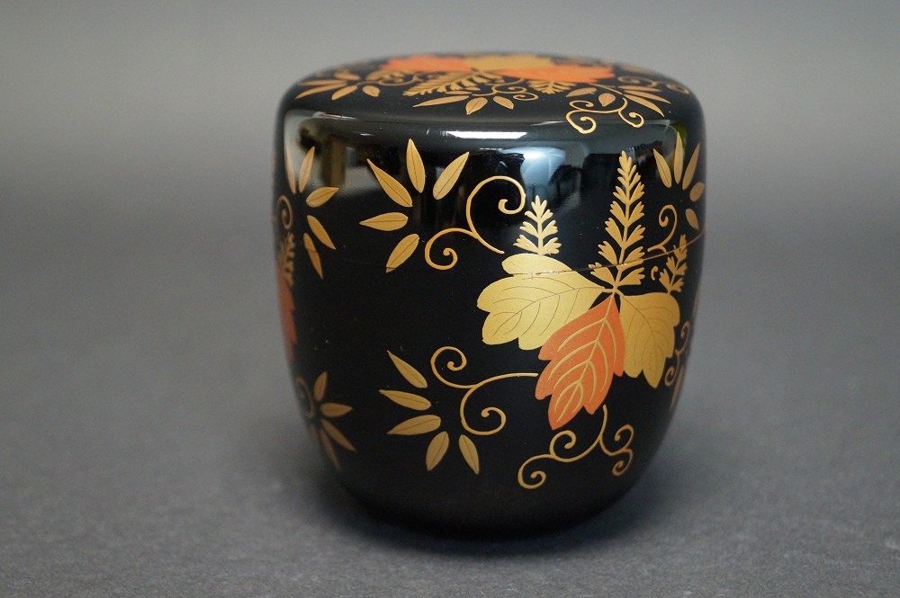 Makie Chu Natsume mit Herbstlaub-Motiv von Heian Koshun Frontalansicht
