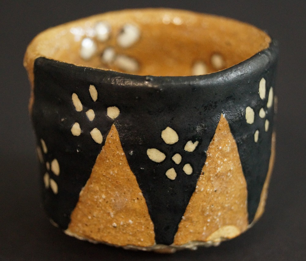 Handgetöpferte japanische Sakeschale (Guinomi) Oribe Keramik
