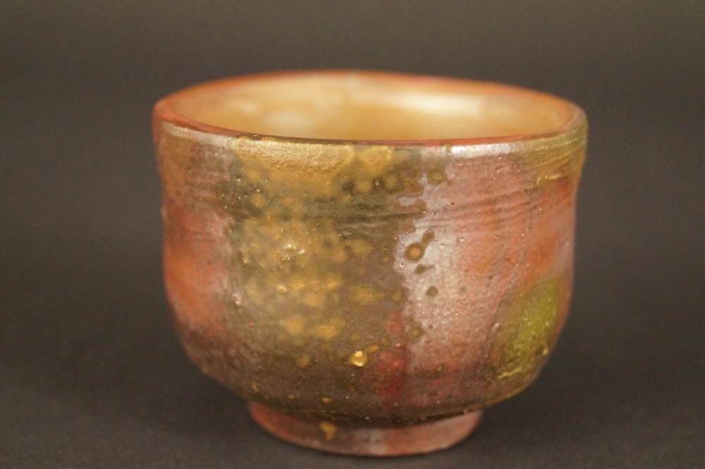 Handgetöpferte japanische Sake Flasche und Schale (Tokkuri, Guinomi) aus Bizen Keramik