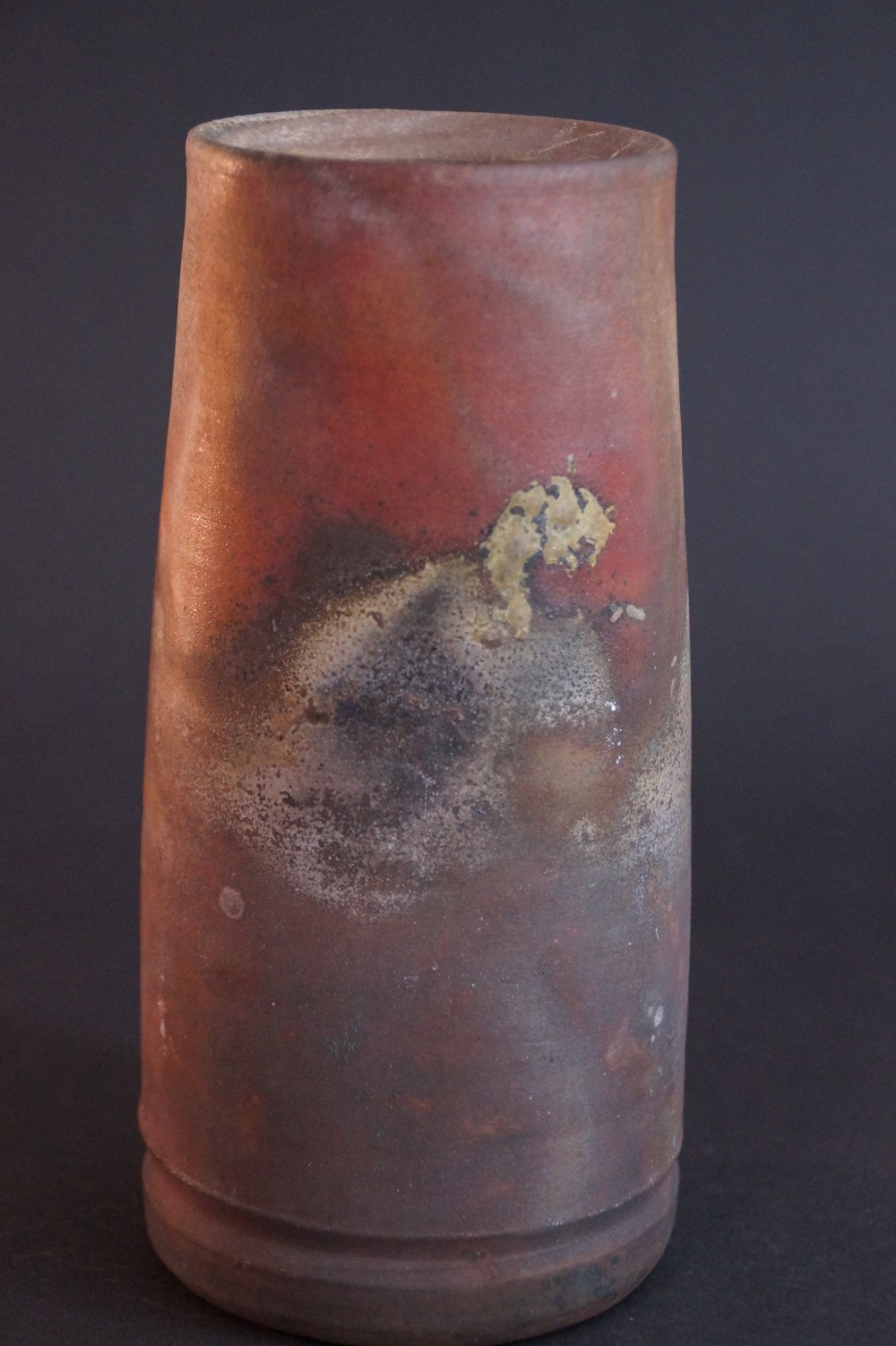 Bizen vase by Toho side view